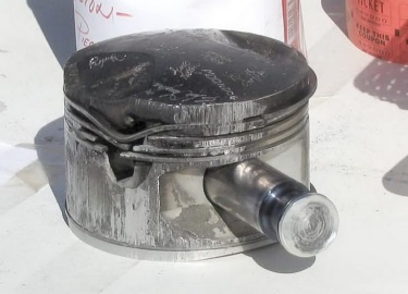 По каким причинам возникает стук поршневых пальцев во время разгона автомобиля и работы под нагрузкой: качество топлива, зажигание, состав смеси и ...