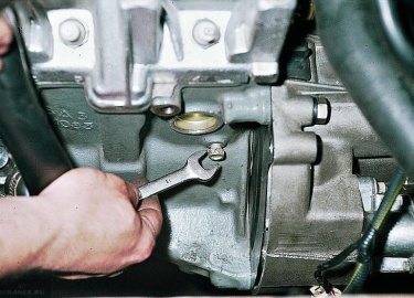 Советы по сливу охлаждающей жидкости (тосола, антифриза) с автомобиля, место расположения сливной пробки радиатора.
