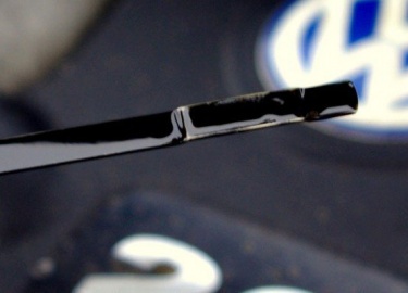 Быстрое потемнение и почернение моторного масла: неисправность или нормальное явление. По каким причинам масло темнеет, как быстро чернеет смазка в...