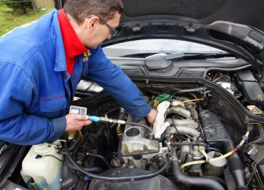 Почему дымит дизельный двигатель, черным, синим и другим цветом, что символизирует белый дым. Как быстро решить данную проблему самостоятельно.