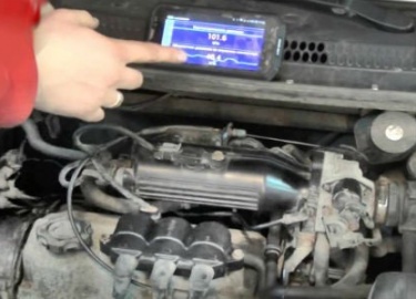 Причины, по которым прогретый двигатель держит высокие обороты, даже если прогрет.
