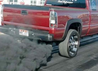 Двигатель дымит чёрным дымом: причны и способы устранение неисправности
